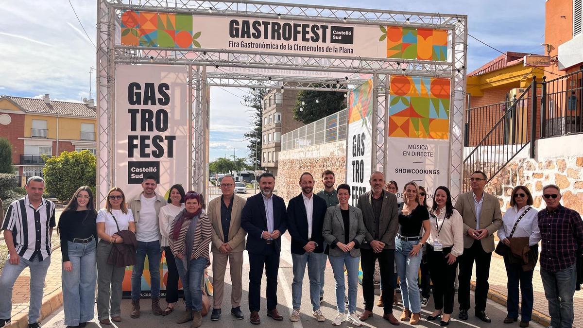 Las autoridades presentes posaron en la inauguración de la feria.