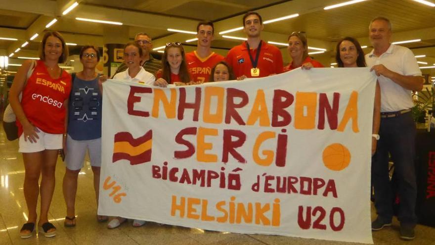 Sergi García posa anoche, en el aeropuerto de Son Sant Joan, con su oro junto a su familia.