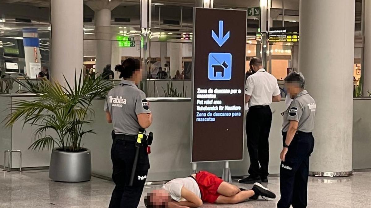 Betrunkener Passagier schlägt am Flughafen auf dem Boden