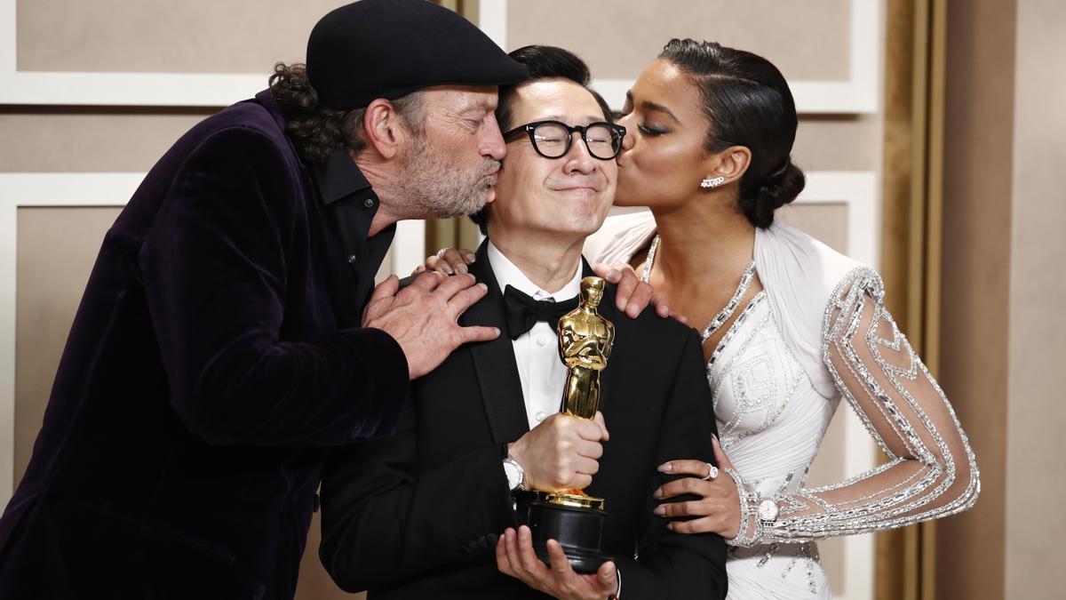 Huy Quan posa en la sala de prensa de los Premios Oscar.