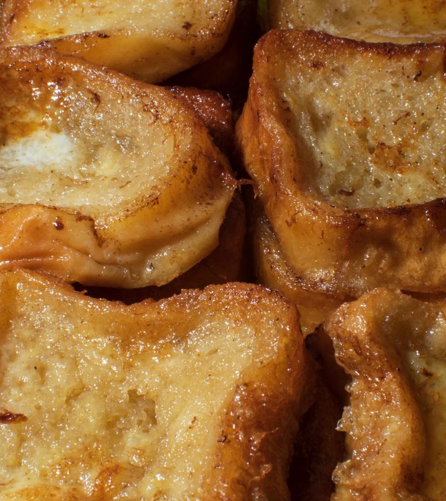 Cómo hacer torrijas, paso a paso: sin horno y con pocos ingredientes