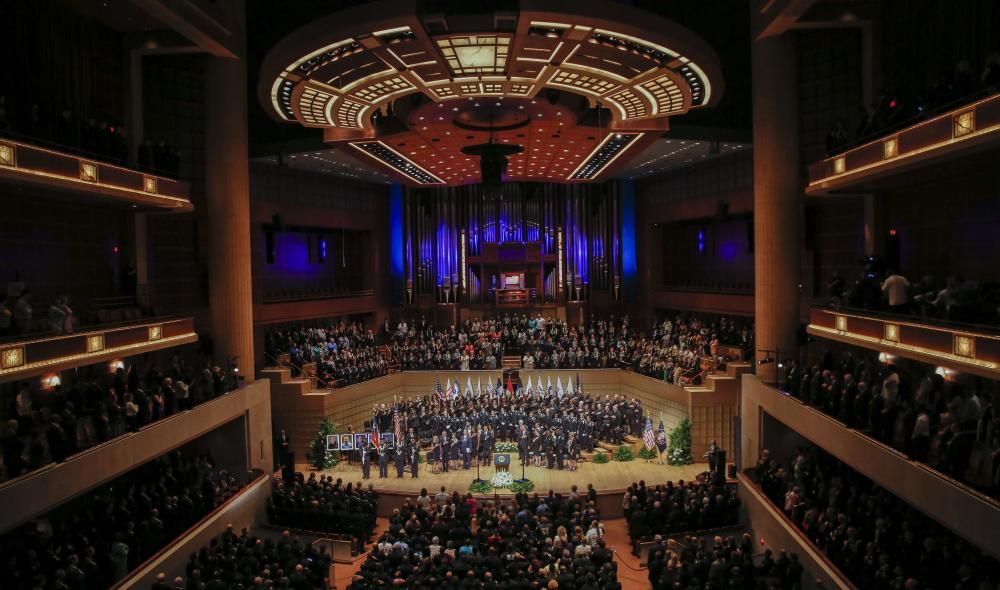 Obama ha participado, junto a su esposa y el expresidente George W. Bush, en el homenaje a los cinco policías asesinados.