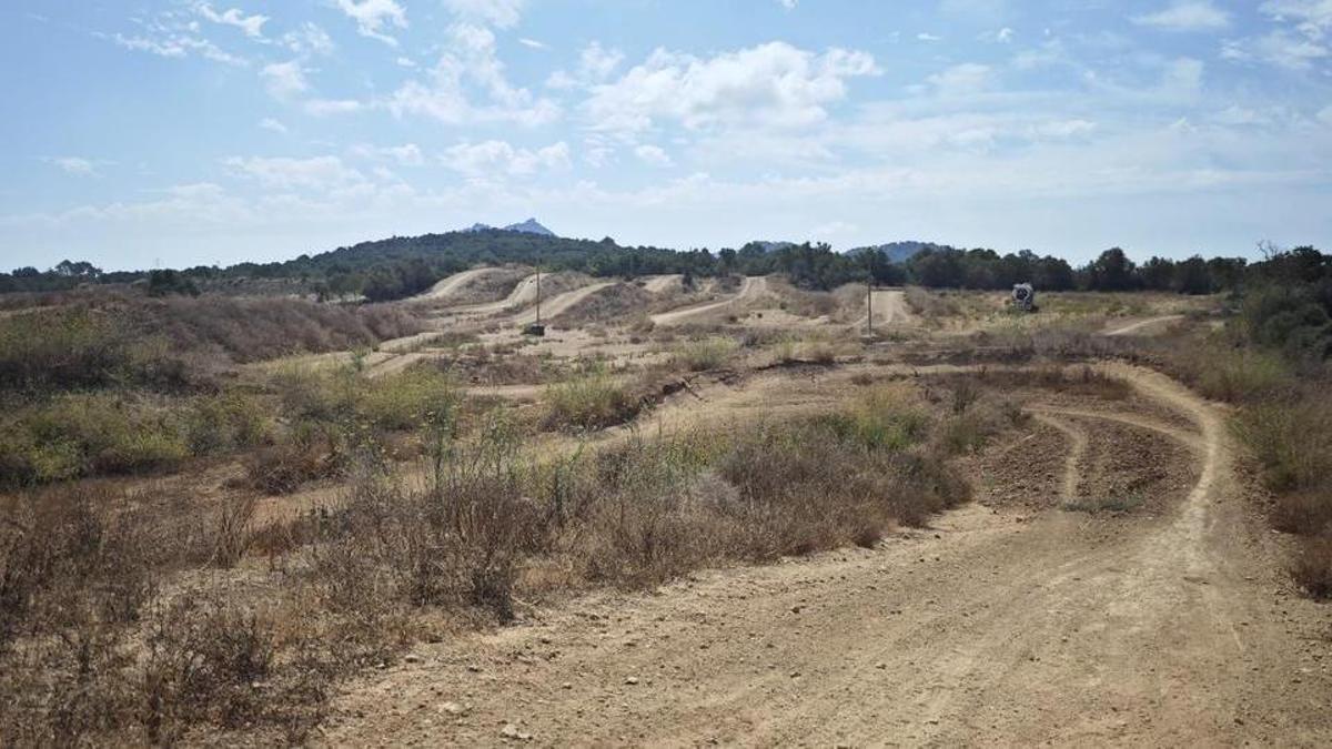 Vista general del circuito de Son Matamoros con Sant Salvador de fondo.