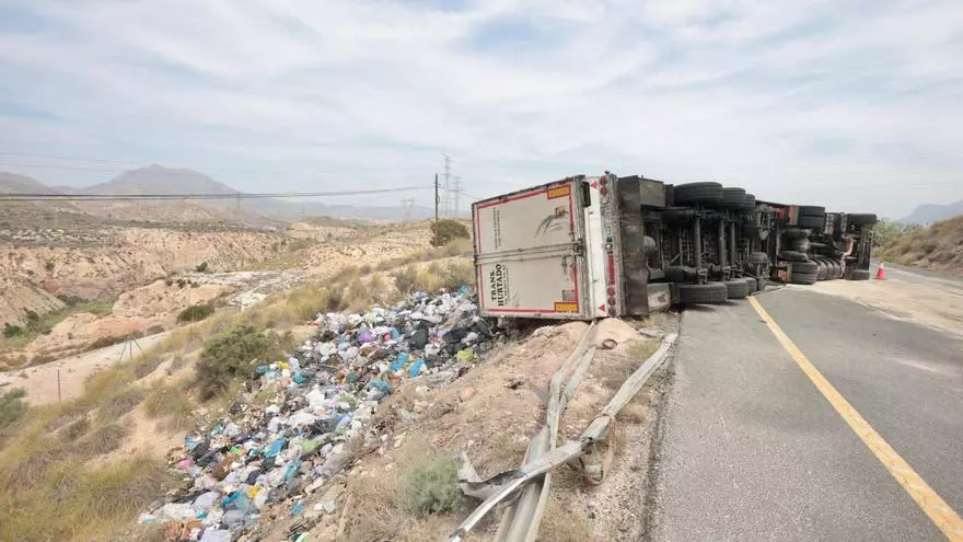 El vuelco de un camión de basura obliga a cortar un carril en la CV-800