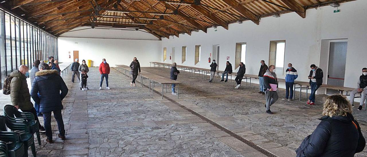 Un momento de la reunión de los hosteleros, celebrada ayer en la Praza da Peixería. |  // NOÉ PARGA