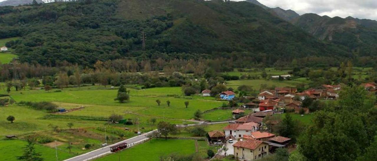 Vista de la vega de Bueño desde la carretera del Alto de El Caleyo.