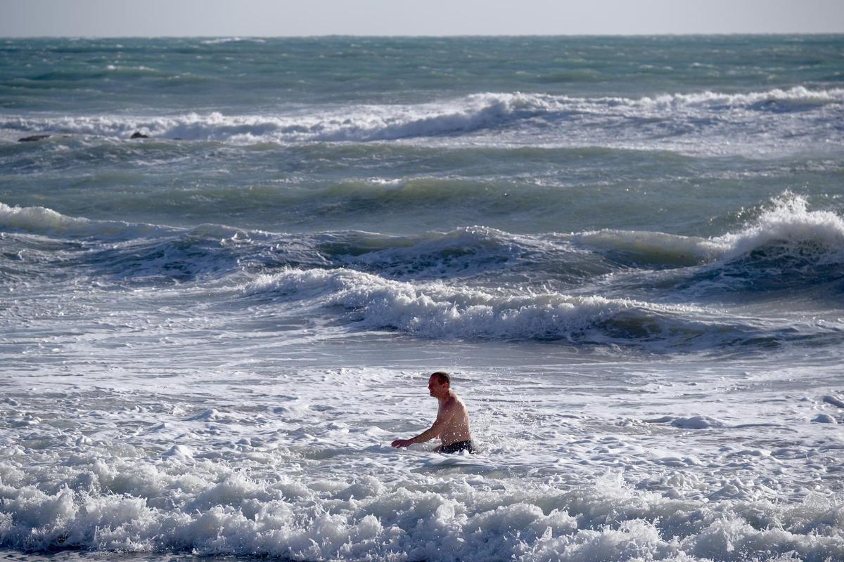 Borrasca Ciarán en Mallorca: Las fotos de los chapuzones de bañistas en pleno temporal