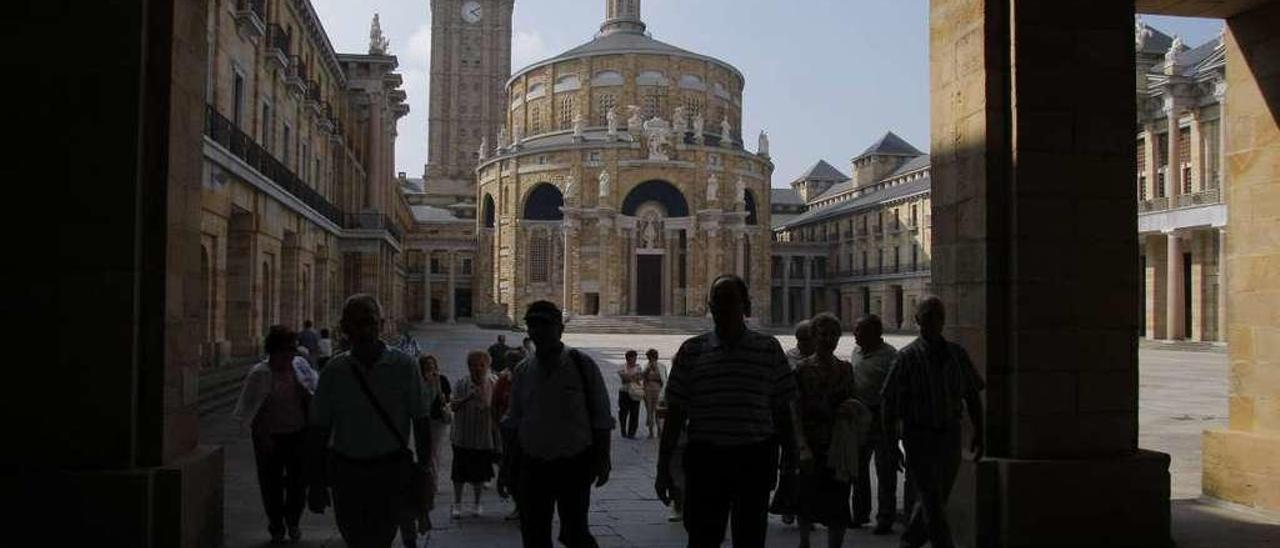 Una visita guiada a las instalaciones de Laboral Ciudad de la Cultura.