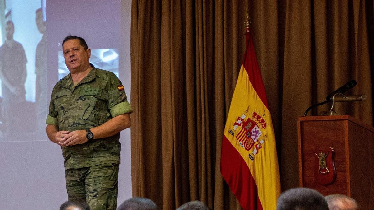 El coronel Martínez (Jefe del RAC 10) da la bienvenida a los nuevos mandos en la base de Cerro Muriano.