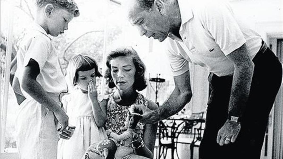 Arriba. Una imagen de la película 'Tener y no tener', que reunió a la pareja.  Debajo, la familia Bogart con sus dos hijos, a mediados de los años 50.