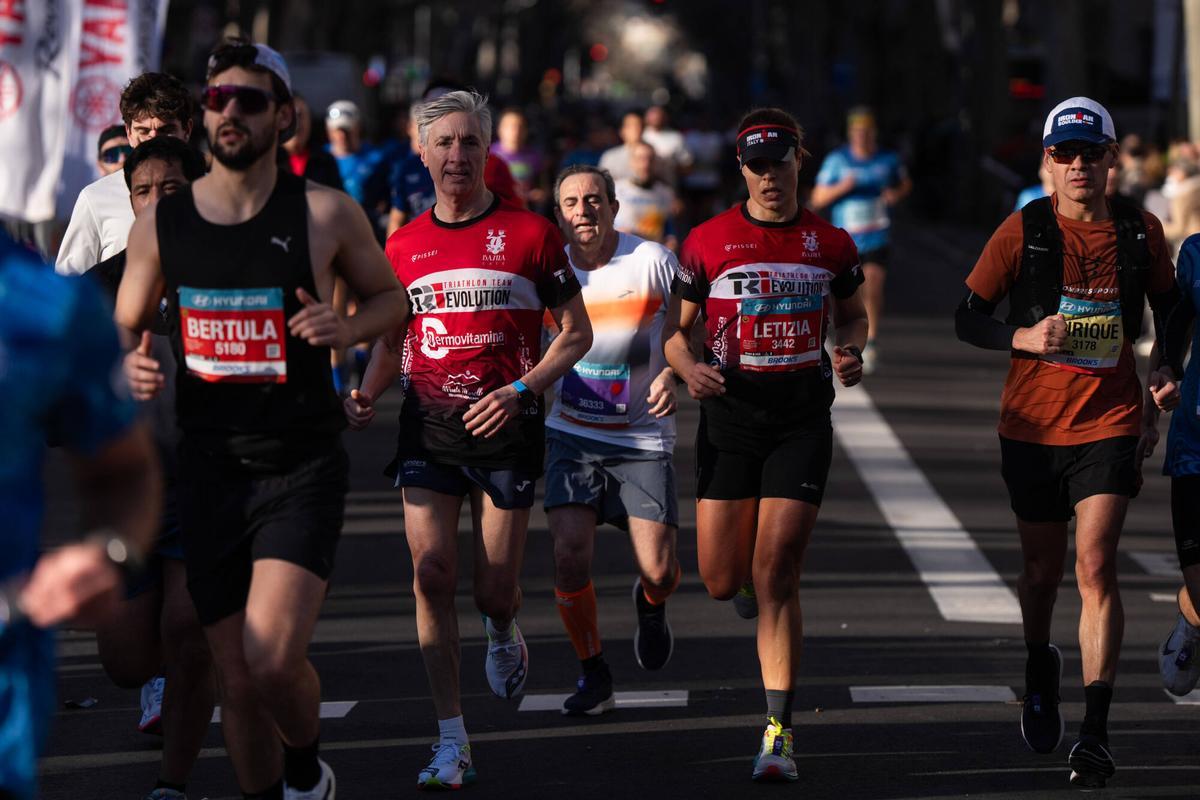 Varios corredores, llegando al Arc de Triomf por la calle Trafalgar.