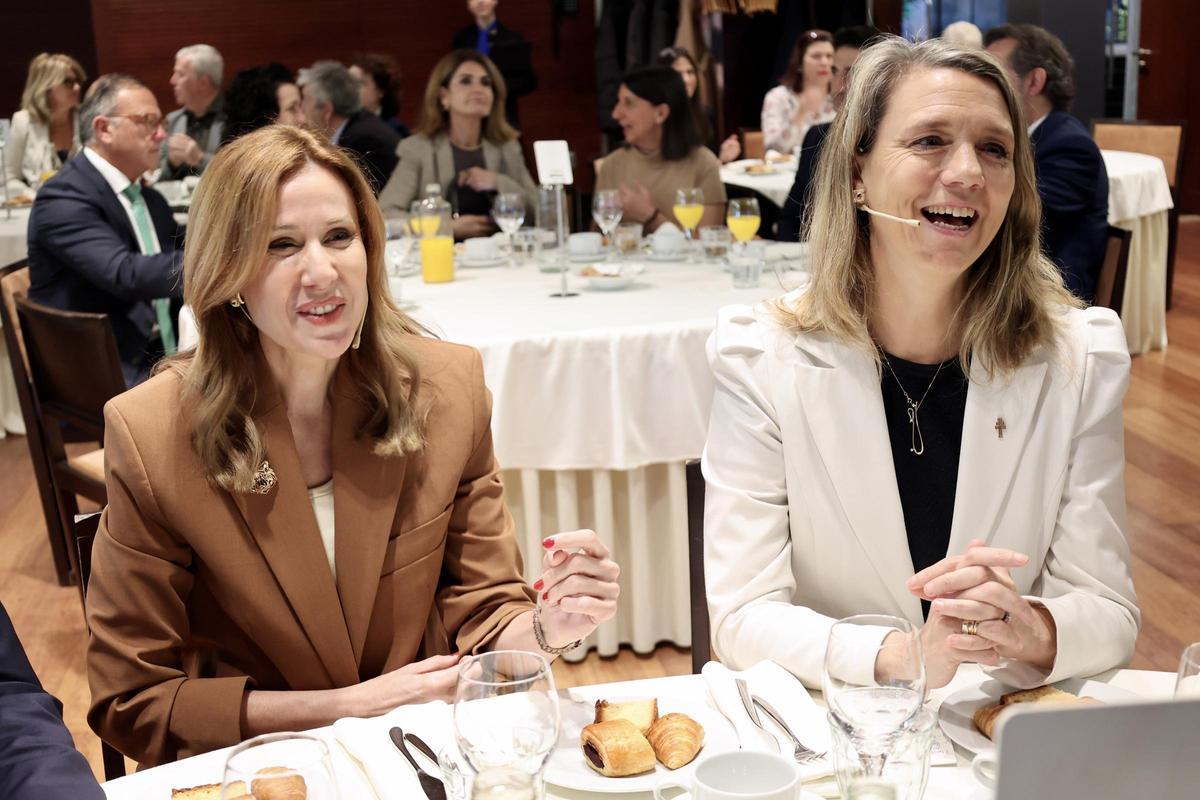 La consejera de Empresa, Empleo y Economía Social, Marisa López Aragón, y la presidenta de Cepyme, Ángela de Miguel, este martes en Murcia.
