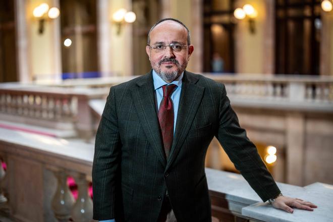 Alejandro Fernández sigue bailando breakdance en el alambre del PP