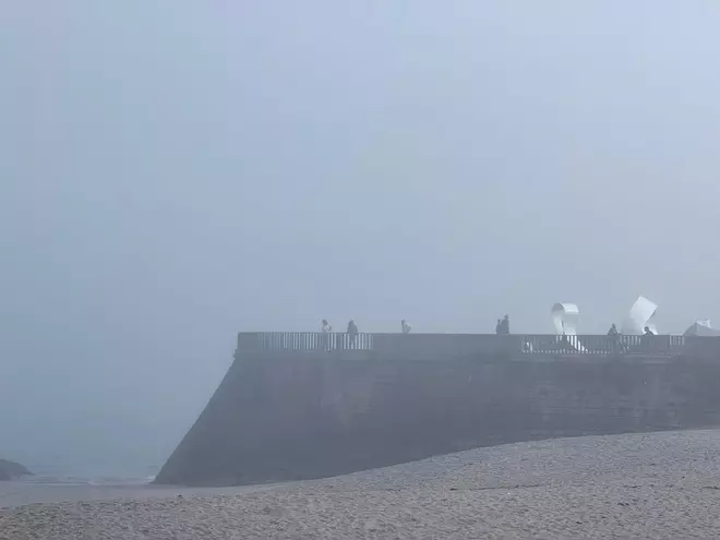 A Coruña amanece cubierta por un manto de niebla
