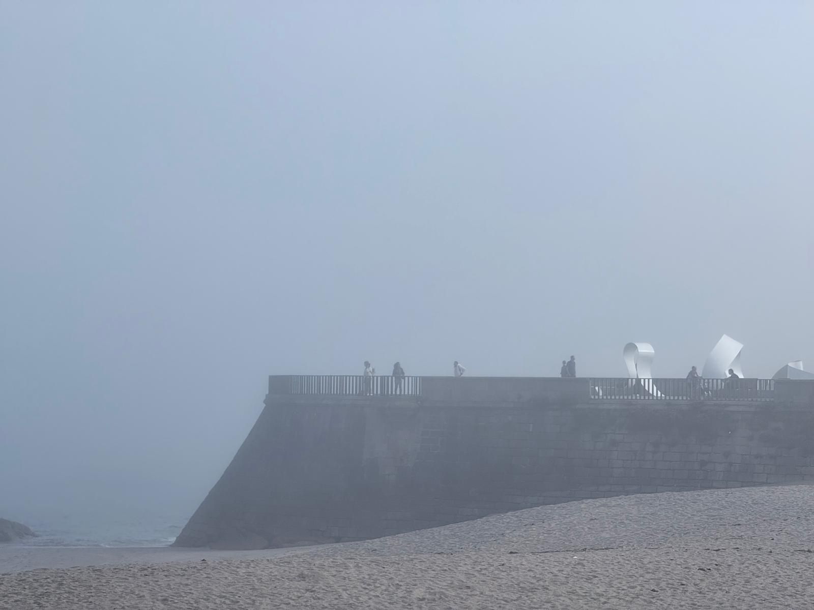 A Coruña amanece cubierta por un manto de niebla