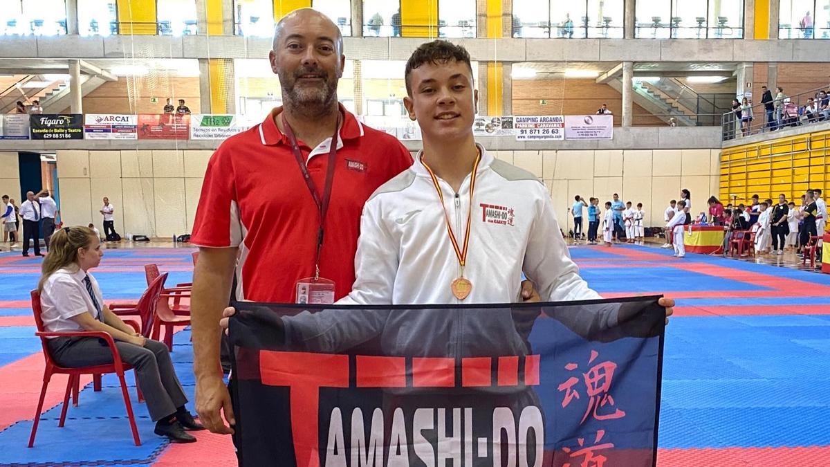 Manuel Esteve, con su padre, tras recibir la medalla.