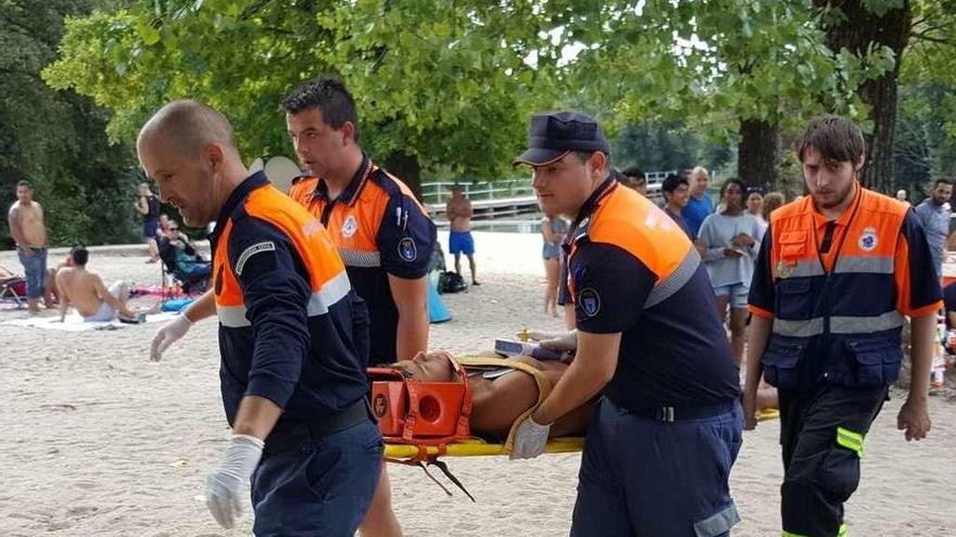 Traslado de un supuesto herido tras caer al agua. // D. P.