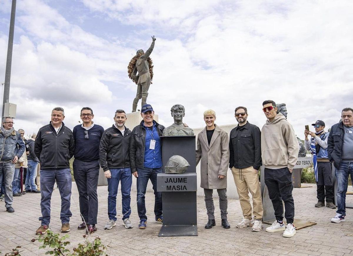 Jaume Masià, a la derecha de la escultura que fue descubierta ayer en el Circuit Ricardo Tormo.  | CRT