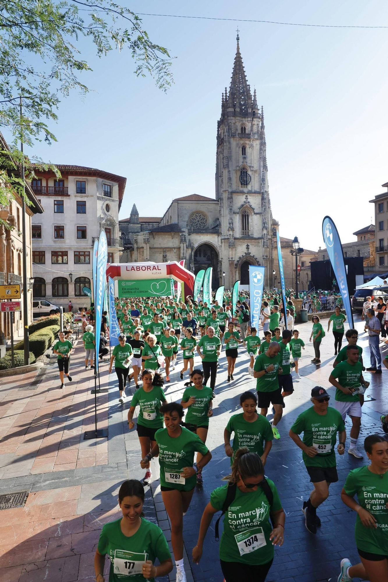 Marea verde de 1.500 corredores contra el cáncer en Oviedo