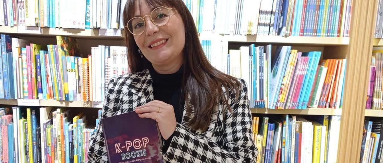 Eva Martínez sostiene un ejemplar de su libro ‘K-Pop Rookie’.