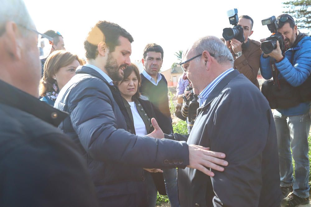 El presidente del PP, Pablo Casado, visita la zona de Almoradí en la que se rompió la mota del Segura