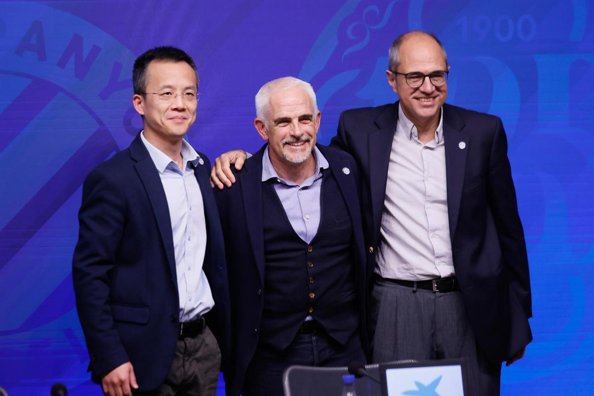 Alan Pace junto a Mao Ye (izquierda), que seguirá como CEO, y Toni Dávila (d), consejero