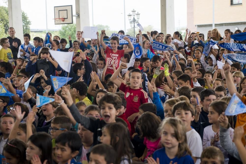 Los jugadores del Real Oviedo, Esteban y Diegui, visitan el colegio de La Corredoria 2