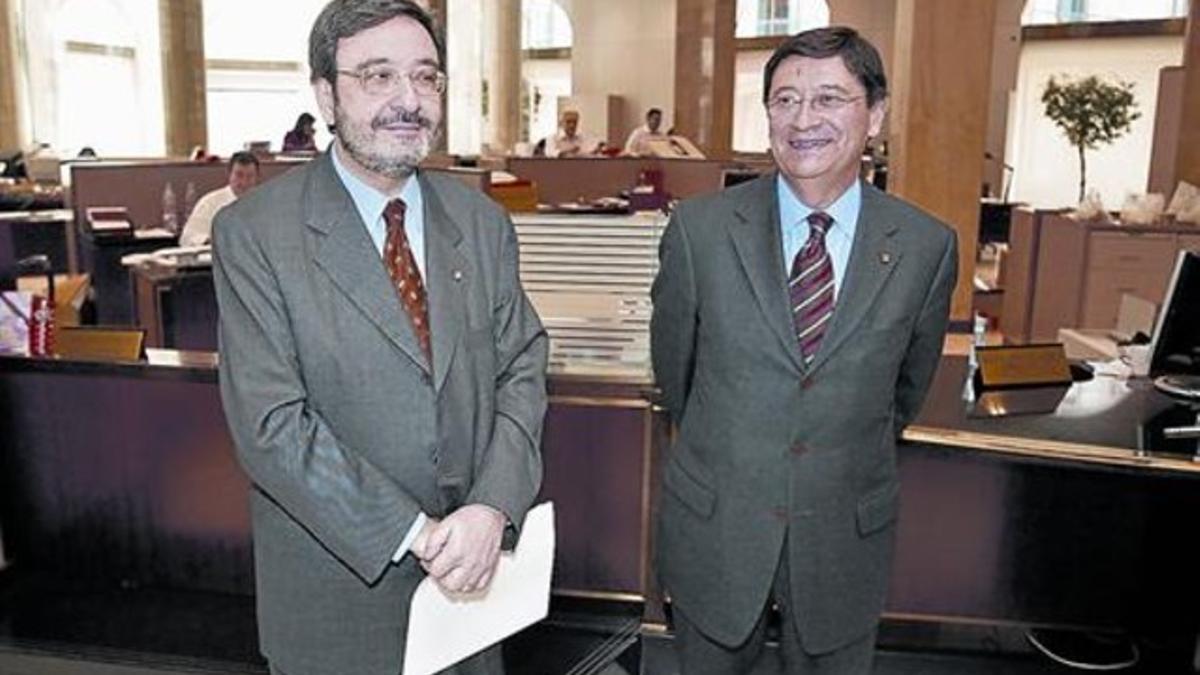 Narcís Serra (izquierda) y Josep Maria Loza, en la sede de Catalunya Banc en el 2005.