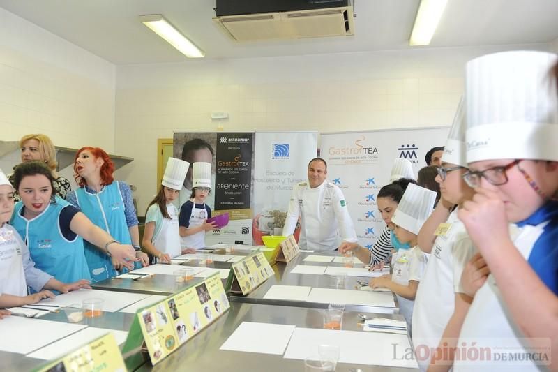 El chef Ángel León imparte en Murcia un taller de cocina para niños con autismo