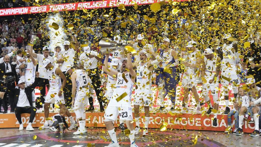 Llull levanta el trofeo de la Euroligadelante del resto del equipo.   | // ITS KALNINS