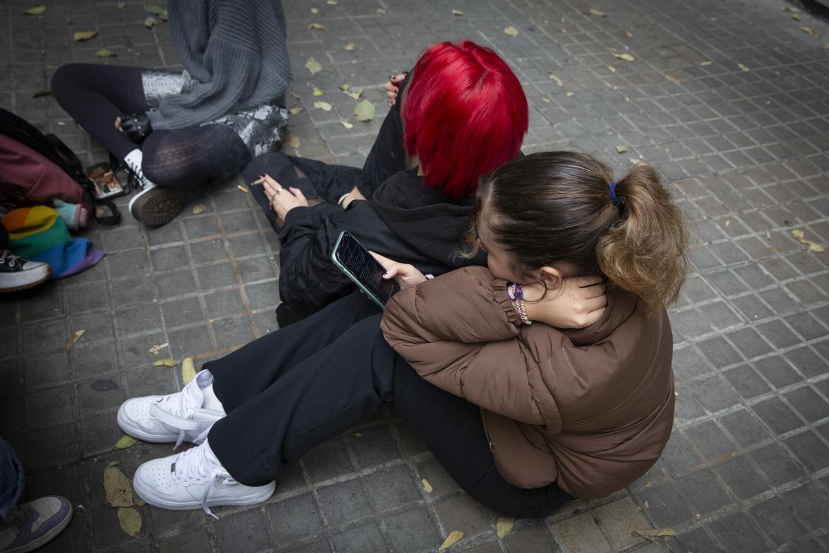 Adolescentes con un teléfono móvil.