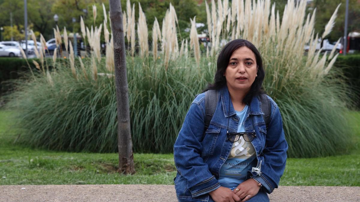 Entrevista con estudiante afgana Massouda Kohistani en un programa de acogida de refugiados en la UB. Facultad de Derecho.