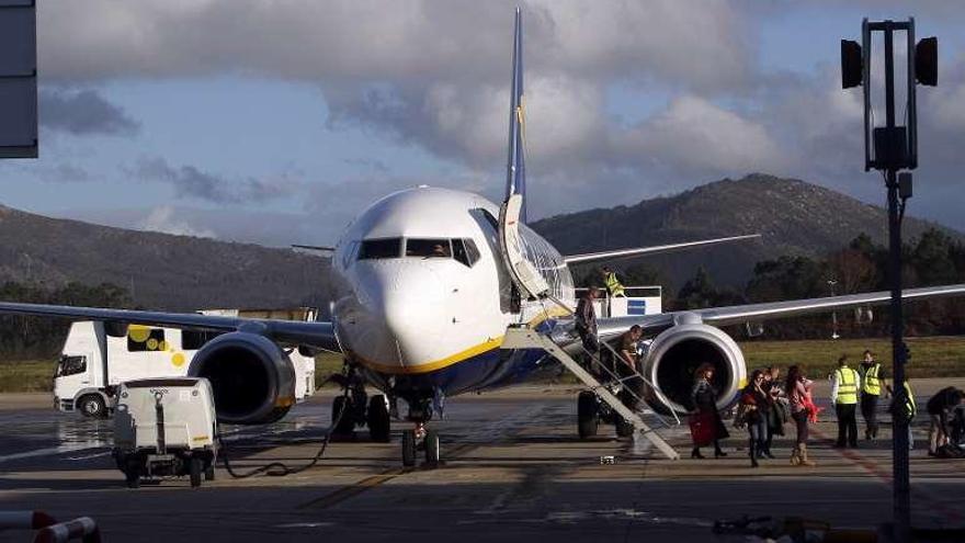 Pasajeros del primer vuelo entre Barcelona y Vigo de Ryanair. // R. G.