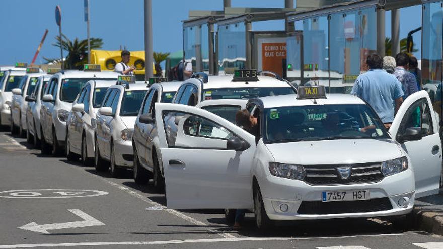 Las subvenciones del Cabildo abren un enfrentamiento con los taxistas