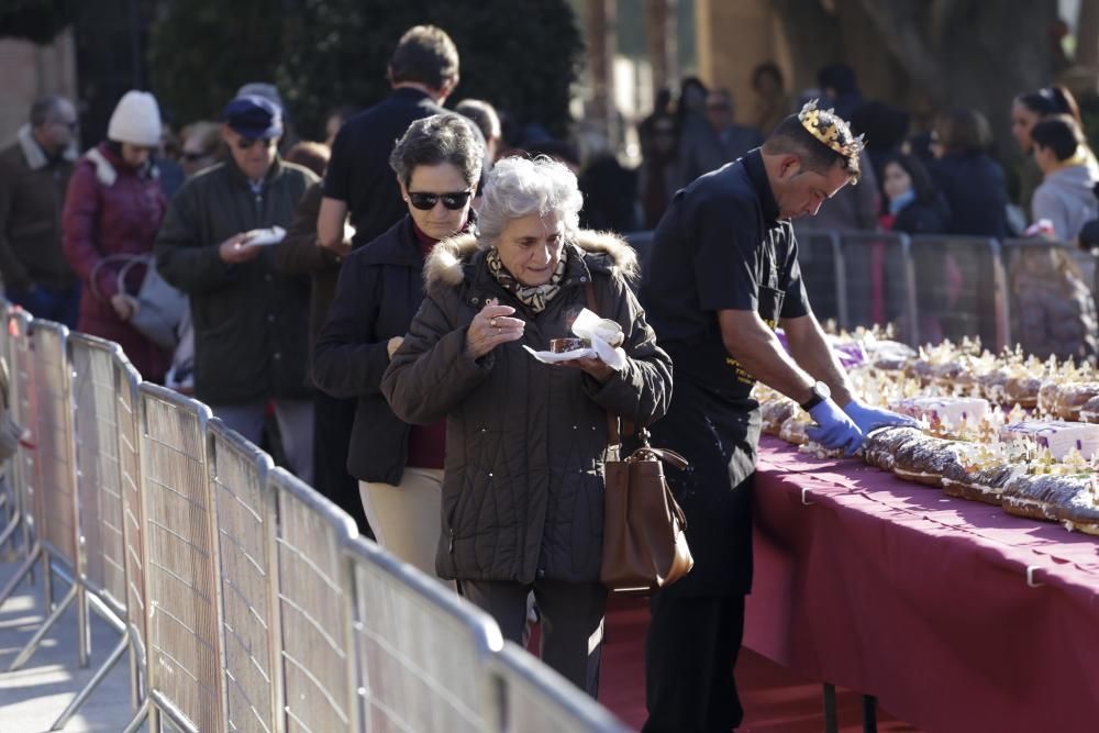 Los Reyes Magos llegan a Murcia repartiendo Roscón