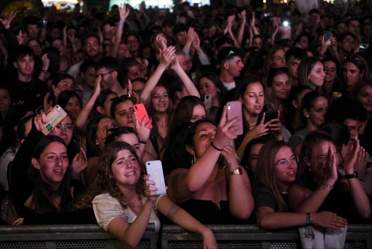 Público en el festival Límbic, organizado por Òmnium, durante el concierto de Mushkaa