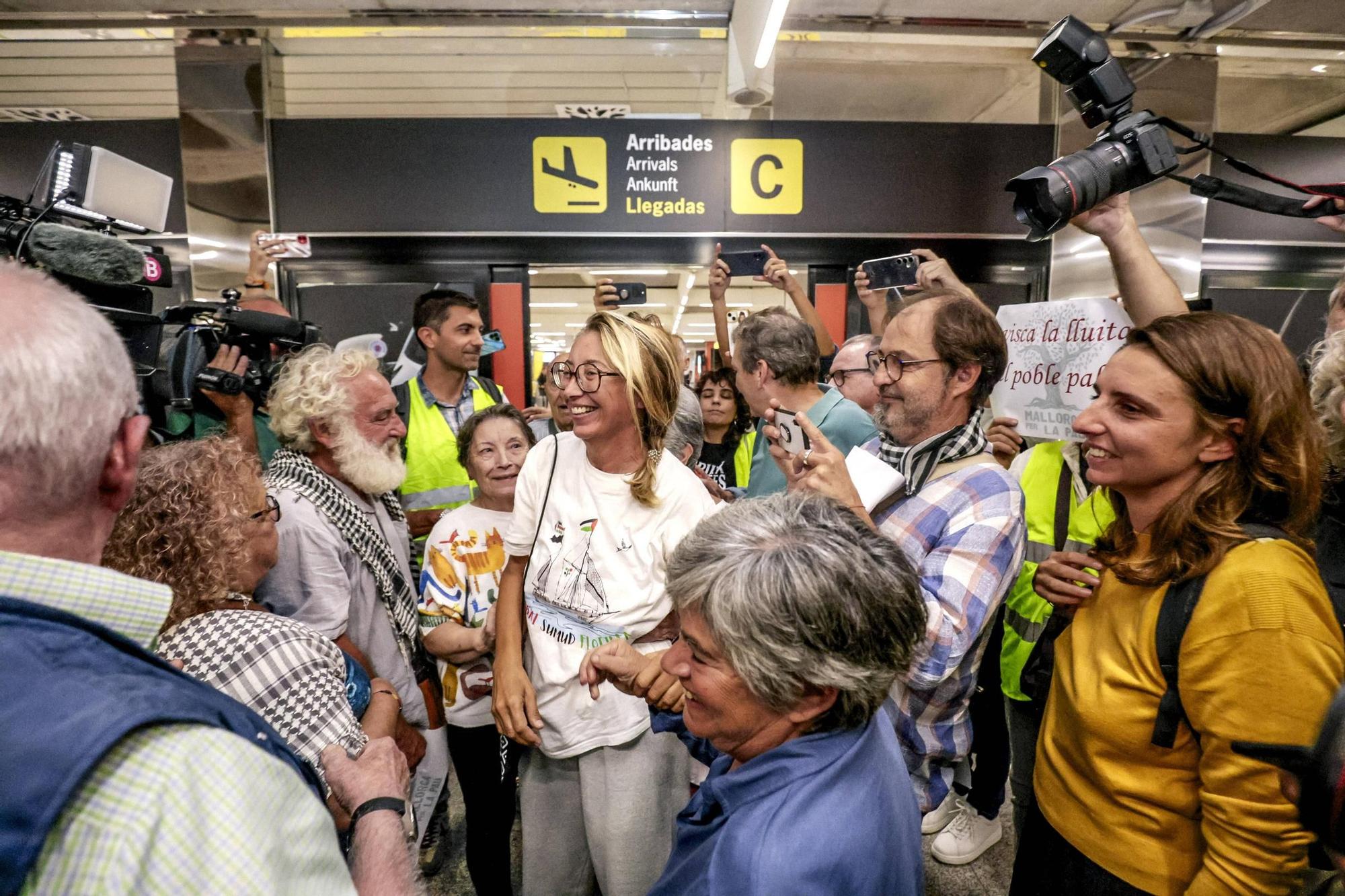 La llegada de Reyes Rigo, Lucía Muñoz y Alejandra Martínez al Aeropuerto de Palma en imágenes