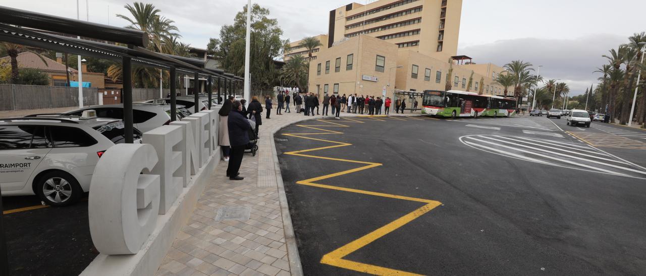 El Hospital General de Elche, en una vista desde el nuevo intercambiador de autobuses