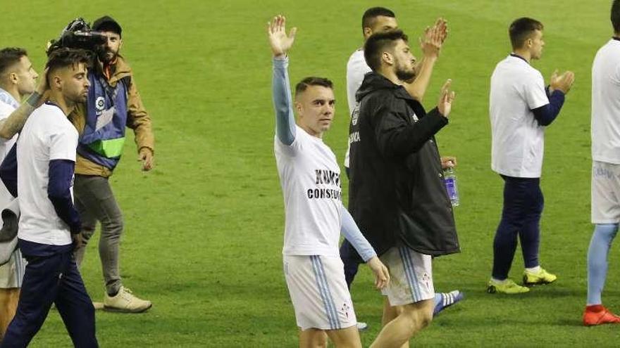 Iago Aspas saluda a la afición al término del partido del Celta ante el Rayo Vallecano.