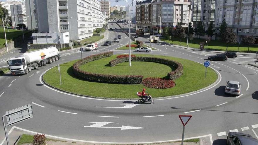 Rotonda de Matogrande, con el acceso al ofimático al fondo de la imagen a la derecha.