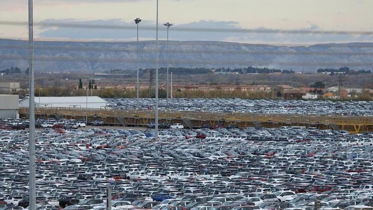 La campa de coches de Stellantis en Figueruelas, llena.