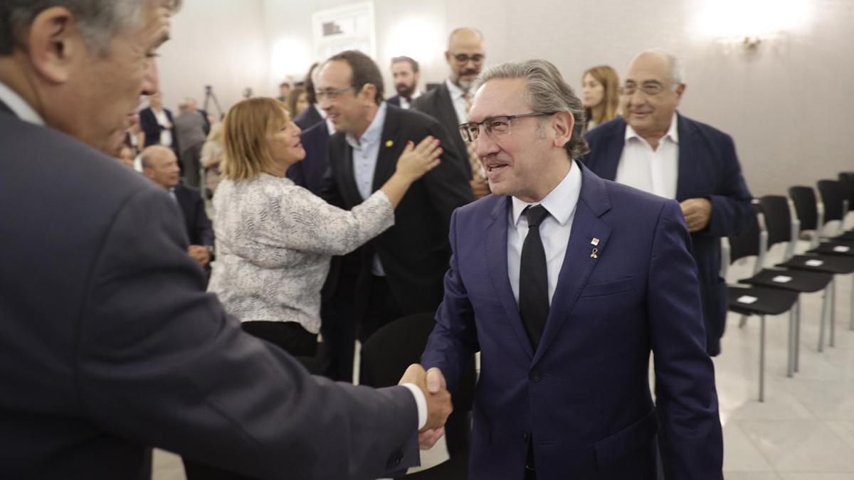 Jaume Giró saluda a los asistentes del acto de Infraestructures.cat cuando era 'conseller'.