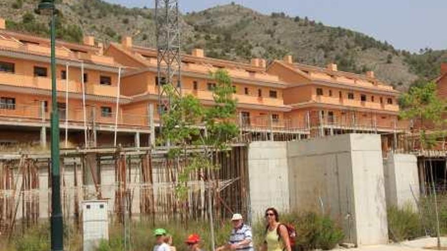 Viviendas inacabadas de la urbanización Serelles de Alcoy.