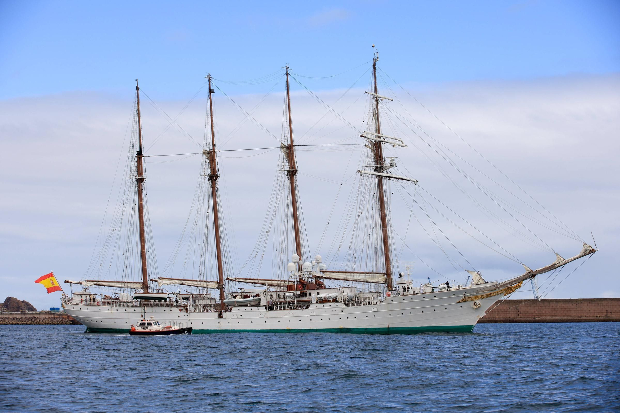 En imágenes: así se despidieron más de 40 embarcaciones del "Elcano" y la "Blas de Lezo" surcando la costa de Gijón
