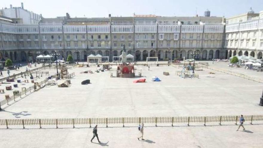 Vallas en la plaza de María Pita para delimitar la zona de actividades infantiles de la Feira das Marabillas.