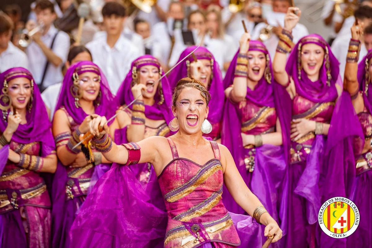 Oliva vive con la máxima pasión las fiestas de Moros i Cristians 2026: Vecinos y turistas disfrutan de la espectacularidad de los actos