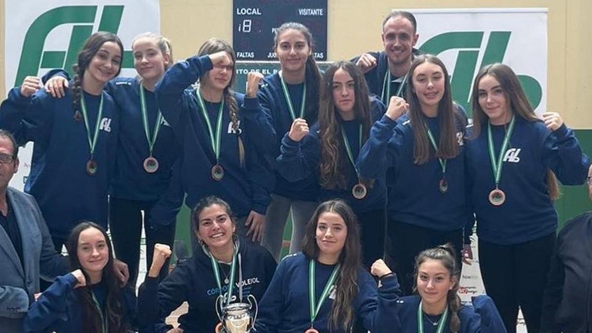 La selección cordobesa cadete femenina, con la medalla de bronce conquistada en el campeonato andaluz.