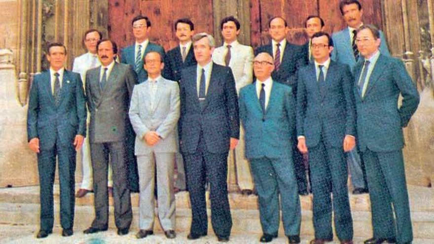 En 1983 se constituyó el primer Govern de Balears. Un examen somero de la fotografía oficial del ejecutivo autónomo seminal, permite apreciar algunas diferencias con el gabinete actual de Armengol. Si no habías nacido con corbata, no tenías demasiado futuro.