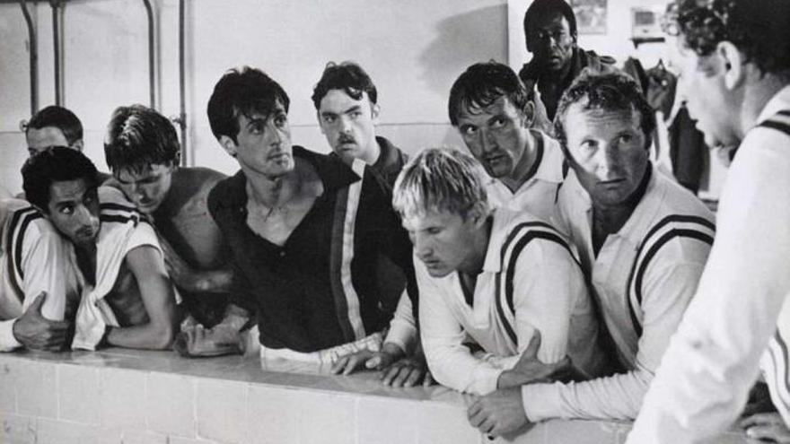 Una escena de la película «Evasión o victoria» en la que aparecen varios de los futbolistas.