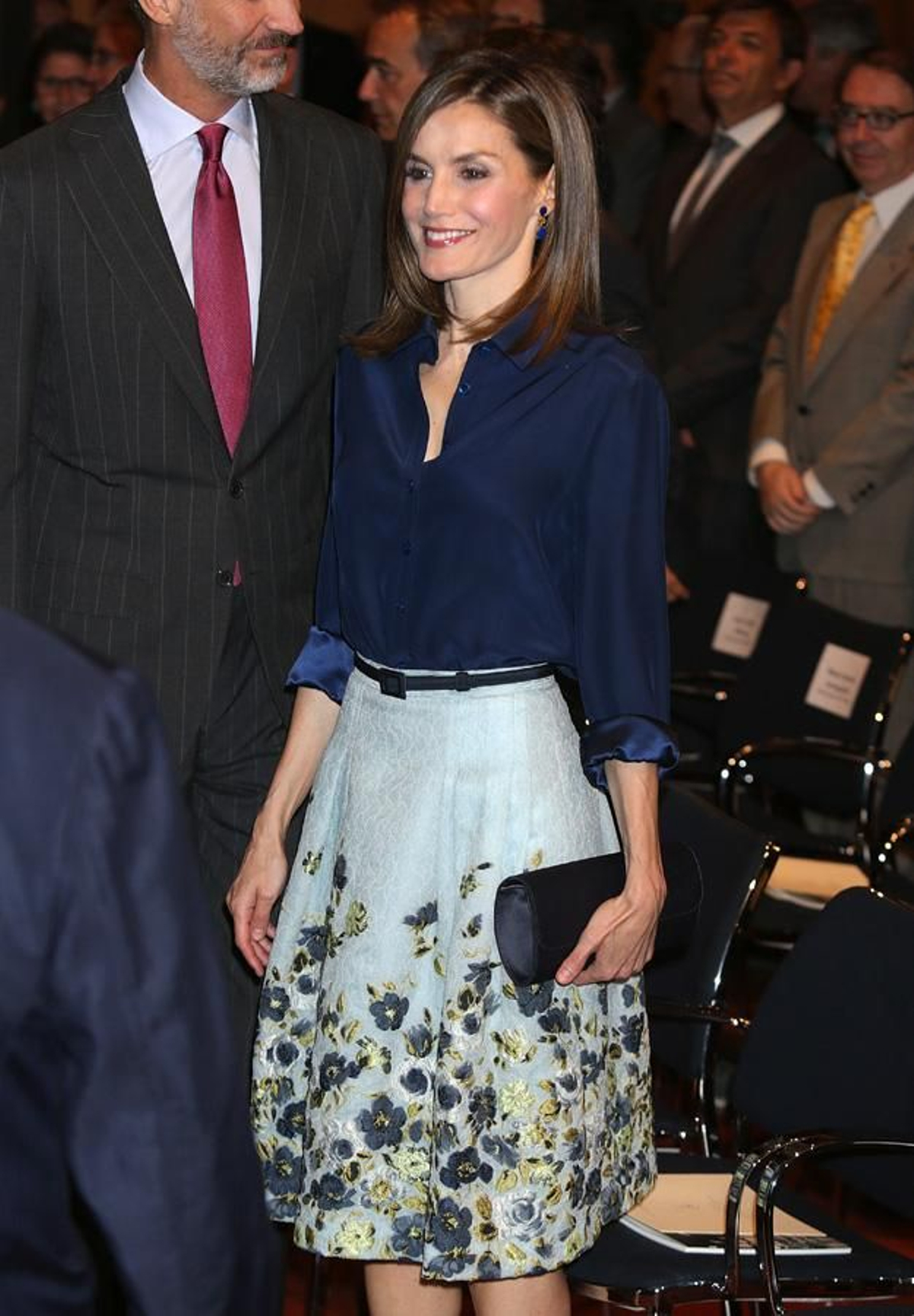 Letizia Ortiz con cartera de mano en azul marino de Felipe Varela